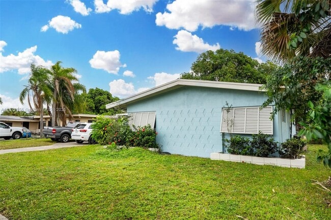 18525 NW 39th Ave in Miami Gardens, FL - Building Photo - Building Photo