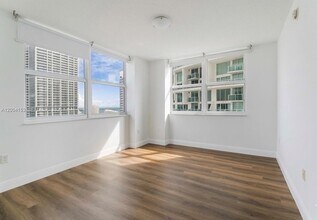 31 SE 5th St, Unit 3210 in Miami, FL - Building Photo - Building Photo