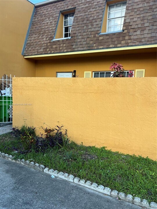 2652 NW 60th Way in Sunrise, FL - Building Photo