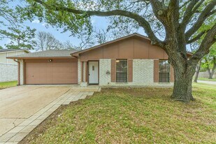 5402 Dunnethead Dr in Houston, TX - Building Photo