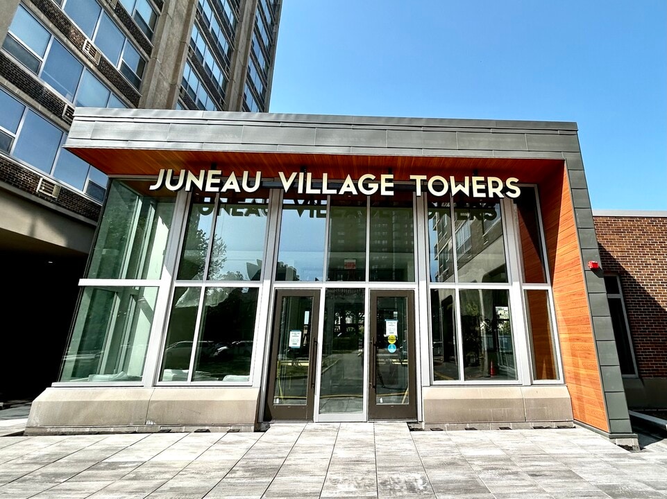 Juneau Village Towers in Milwaukee, WI - Foto de edificio