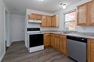 18 Bates St, Unit Second Floor Rear in Westfield, MA - Foto de edificio - Building Photo