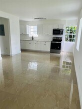 1935 Marseille Dr in Miami, FL - Foto de edificio - Building Photo