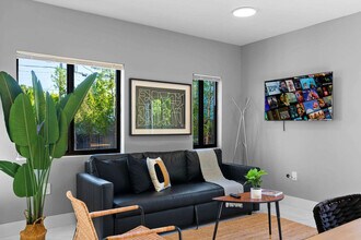 1540 NW 46th St in Miami, FL - Foto de edificio - Building Photo