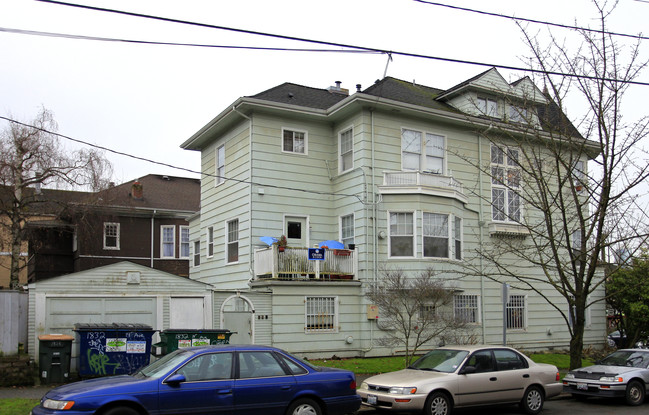 The Victoria Apartments in Seattle, WA - Building Photo - Building Photo