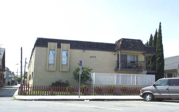 927 Chestnut Ave in Long Beach, CA - Building Photo - Building Photo