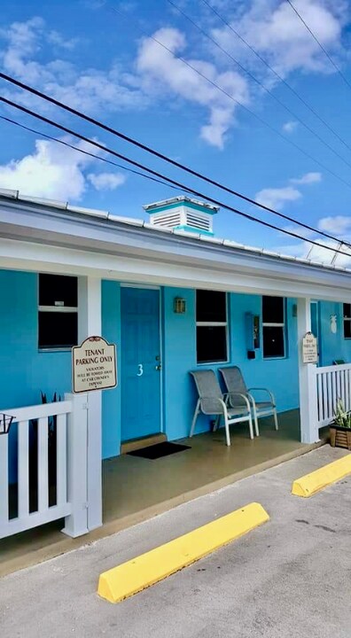 2500 NE Indian River Dr in Jensen Beach, FL - Building Photo