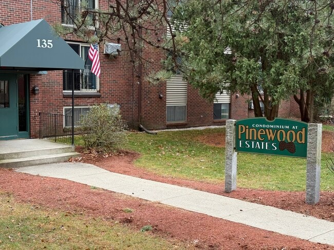 131 English Village Rd, Unit 202 in Manchester, NH - Building Photo - Building Photo