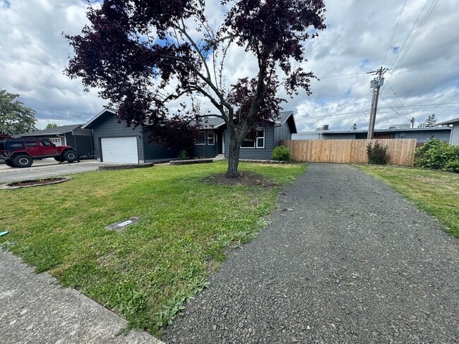 2532 W Jay Ave in Roseburg, OR - Building Photo - Building Photo