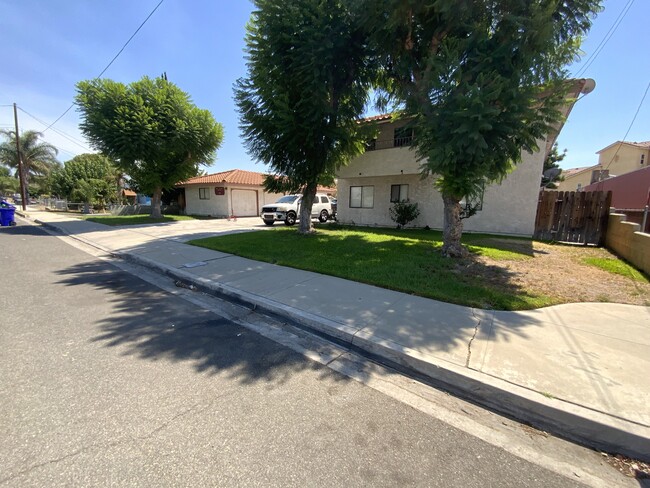 255 Bloomington Ave, Unit B in Rialto, CA - Foto de edificio - Building Photo