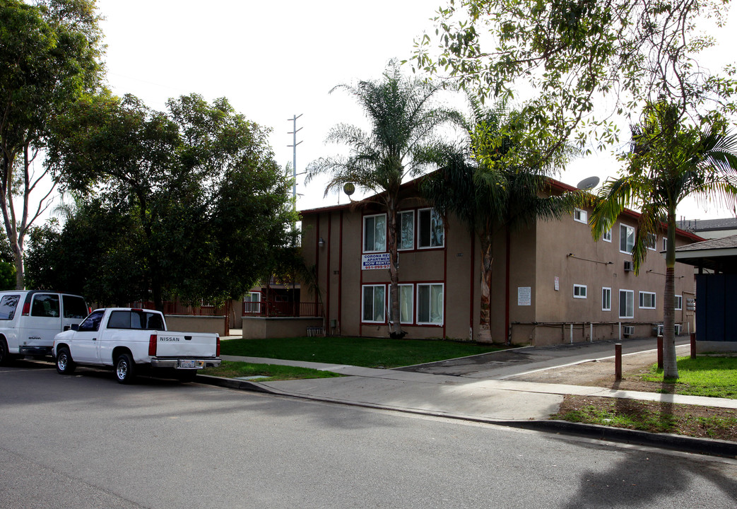 Corona Regis in Corona, CA - Foto de edificio