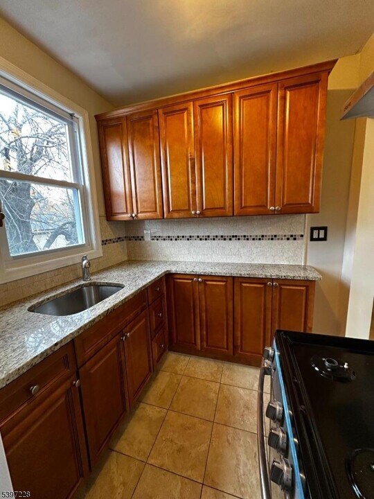 33 Hayward Pl in Wallington, NJ - Building Photo