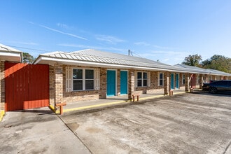 14207 W Club Deluxe Rd in Hammond, LA - Foto de edificio - Building Photo