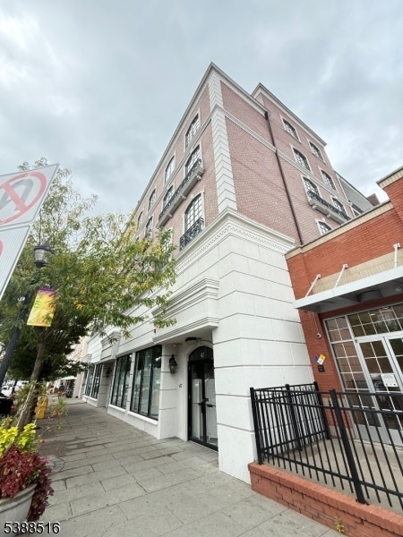 53 W Palisade Ave in Englewood, NJ - Building Photo - Building Photo