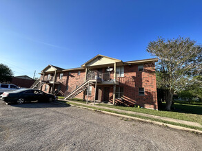 Southern Oak Apartments in Beeville, TX - Building Photo - Building Photo