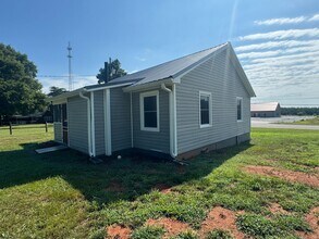 325 Washburn Switch Rd in Shelby, NC - Building Photo - Building Photo