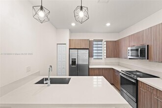 4746 NW 83rd Pkwy in Doral, FL - Building Photo - Building Photo