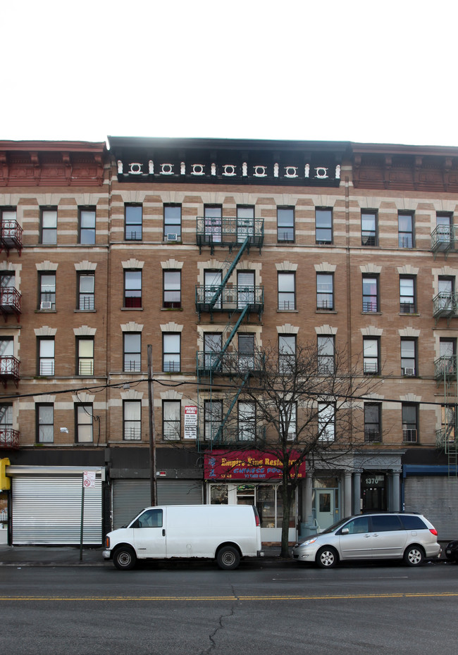 1374 Boston Rd in Bronx, NY - Foto de edificio - Building Photo