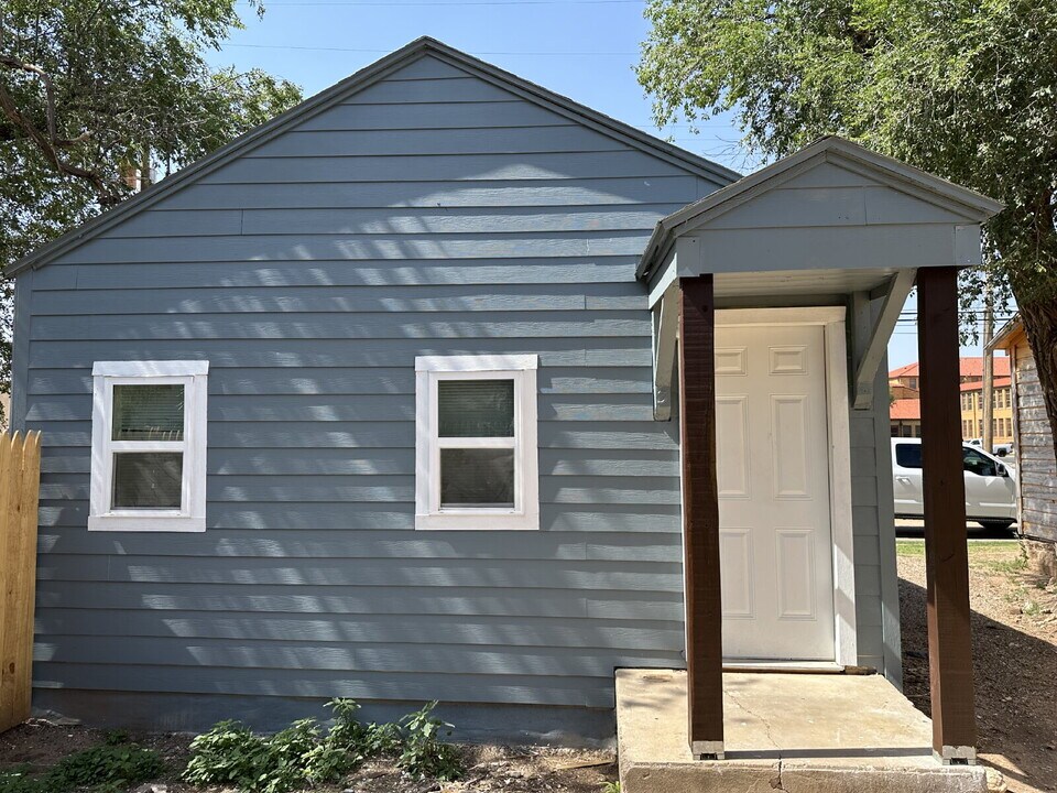 2114 20th St in Lubbock, TX - Building Photo