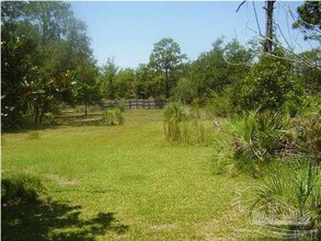 1891 Abercrombie Rd in Gulf Breeze, FL - Foto de edificio - Building Photo