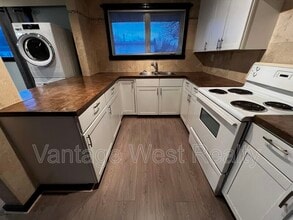 1292-1292 Lawrence Ave in Kelowna, BC - Building Photo - Building Photo