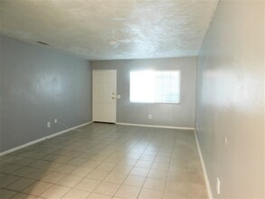 1230 Valencia Ave-Unit -C in Hemet, CA - Building Photo - Building Photo