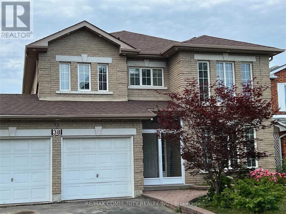 38 Bluenose Crescent in Toronto, ON - Building Photo