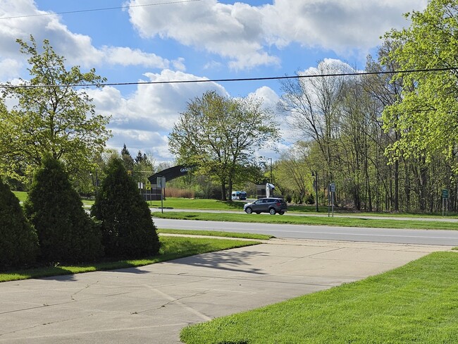 4293 Lake Michigan Dr in Allendale, MI - Foto de edificio - Building Photo