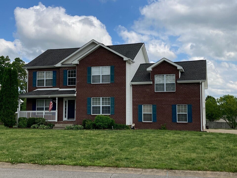 2566 Leprechaun Ln in Clarksville, TN - Building Photo