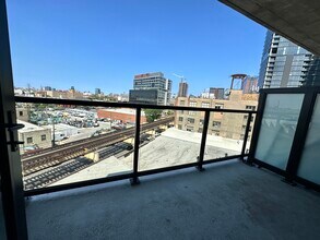 160 N Loomis St in Chicago, IL - Building Photo - Building Photo