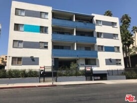 7045 Hawthorn Ave in Los Angeles, CA - Building Photo