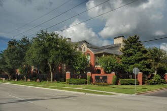 Camden Vanderbilt in Houston, TX - Building Photo - Building Photo