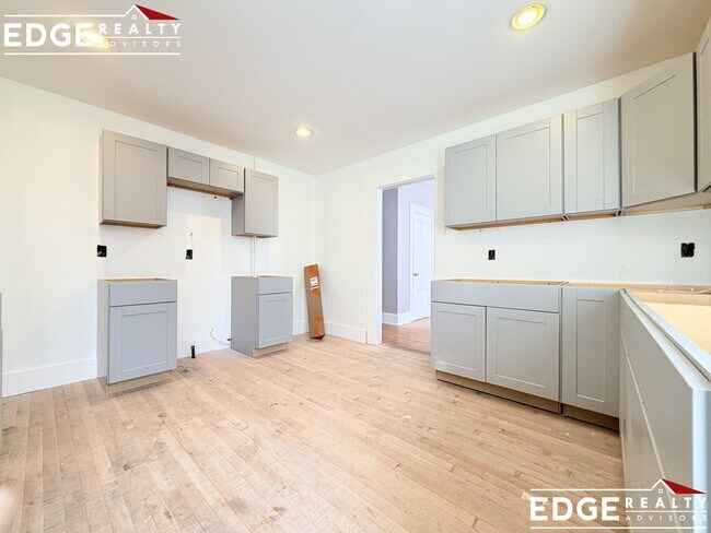 22-24 Everett Sq. Unit 1, Unit 1 in Boston, MA - Foto de edificio - Building Photo