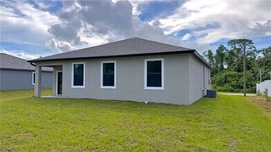 8025 Oakleaf Cir in La Belle, FL - Building Photo - Building Photo