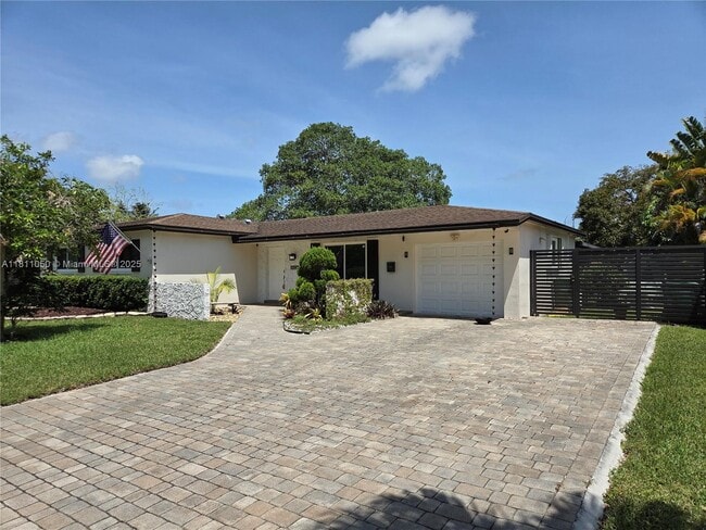 10220 SW 105th St in Miami, FL - Building Photo - Building Photo