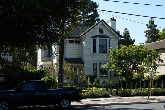 503 Oak Grove Ave in Menlo Park, CA - Building Photo - Building Photo