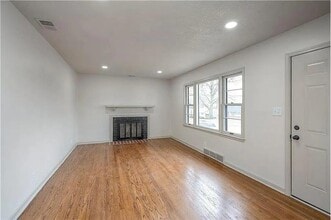 7405 Glenwood Ln in Overland Park, KS - Building Photo - Building Photo