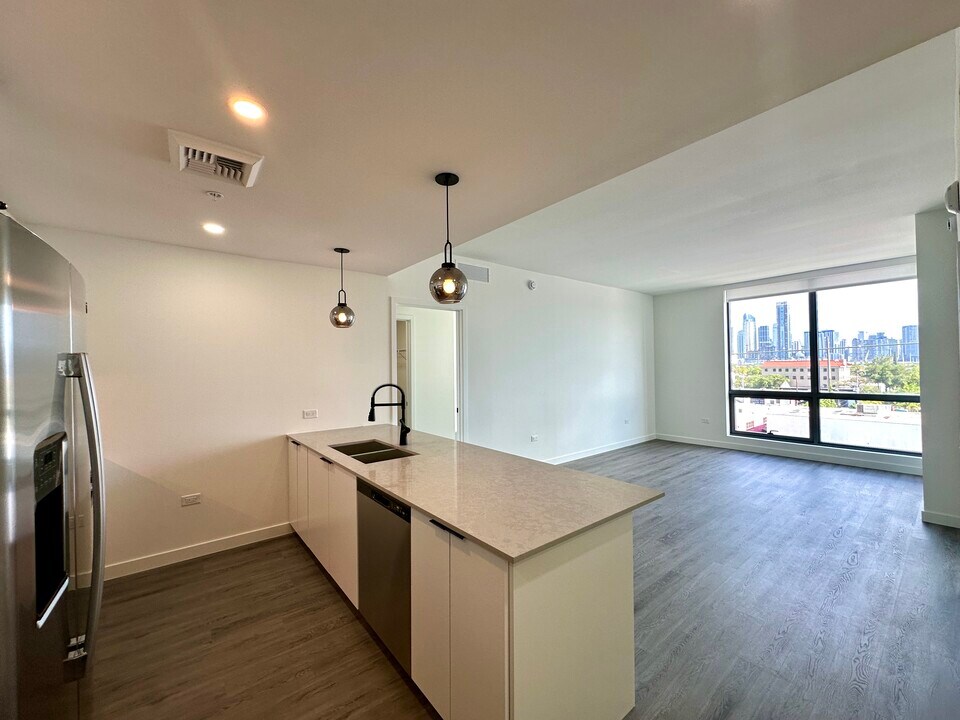 243 NW 30th St, Unit 202 in Miami, FL - Building Photo