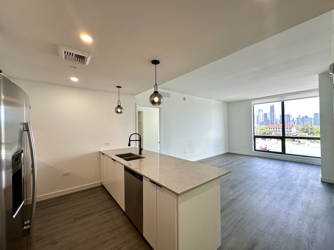 243 NW 30th St, Unit 202 in Miami, FL - Building Photo - Building Photo