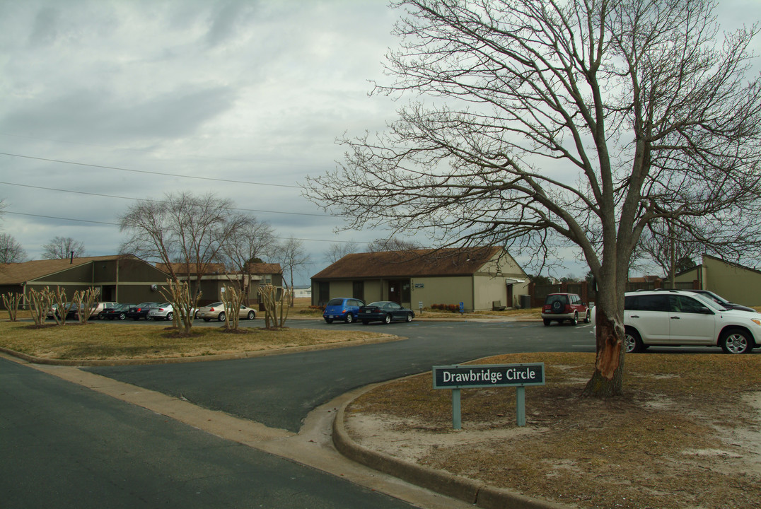 Twin Canal Village in Virginia Beach, VA - Foto de edificio