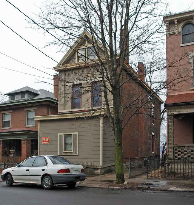 2407 W McMicken Ave in Cincinnati, OH - Foto de edificio - Building Photo