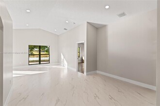 14340 NW 11th St in Pembroke Pines, FL - Building Photo - Building Photo
