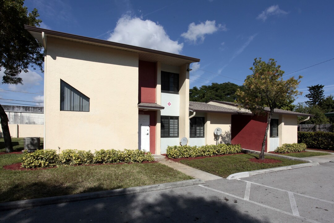 Auburn Gardens in Fort Lauderdale, FL - Building Photo