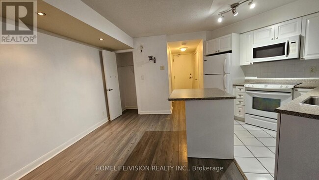 600 Fleet St in Toronto, ON - Building Photo - Building Photo