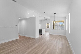 824 Sand Creek Cir in Weston, FL - Building Photo - Building Photo
