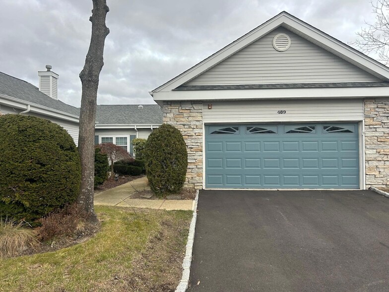 489 Woodscreek Ct in Moriches, NY - Building Photo