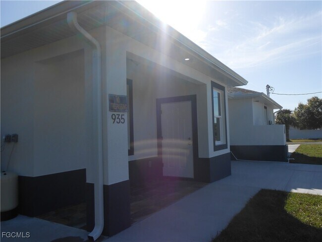 935 Graystone Ave in Lehigh Acres, FL - Building Photo - Building Photo
