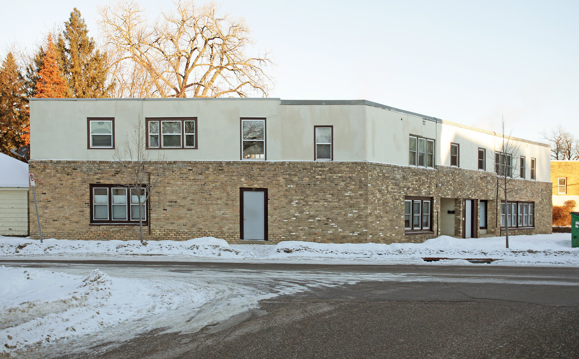 77 Baker St W in St. Paul, MN - Foto de edificio