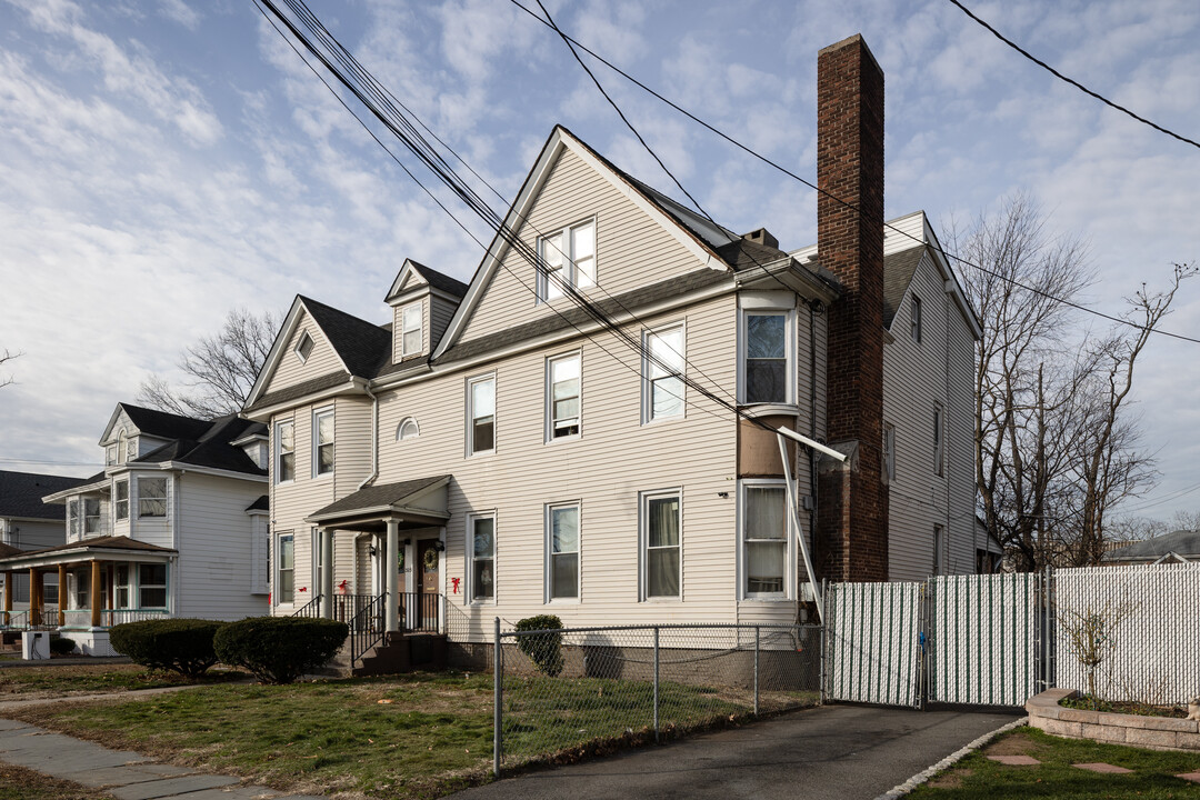 325 Union St in Hackensack, NJ - Building Photo