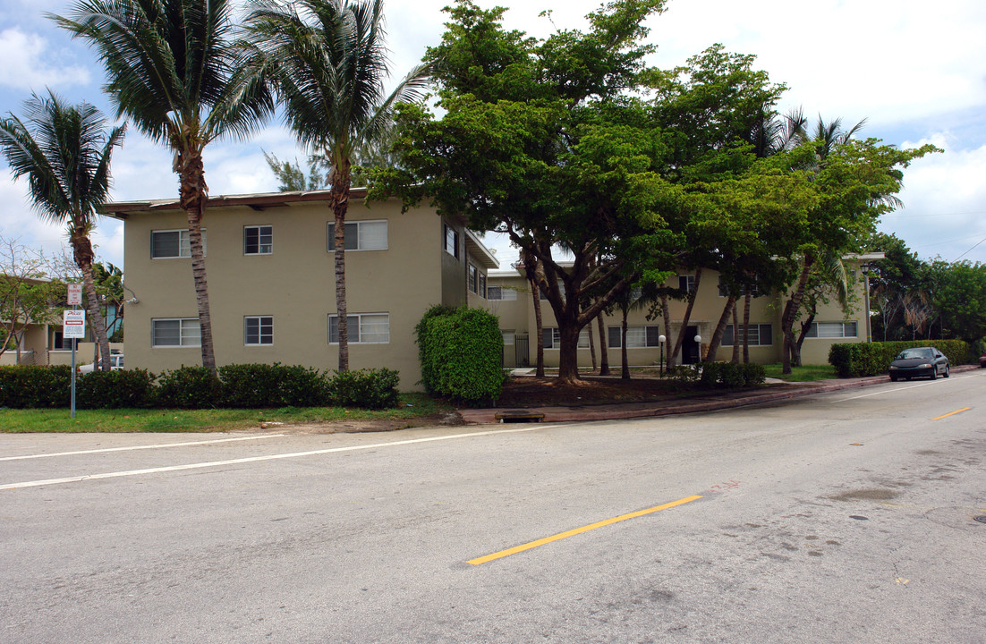 Crespi Apartments in Miami Beach, FL - Building Photo